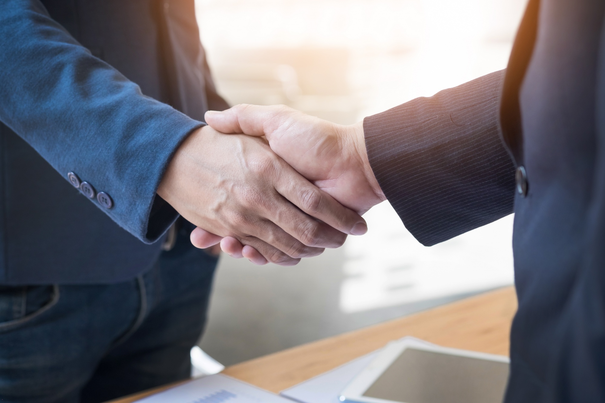 Assessoria de investimentos vale a pena para brasileiros no exterior? Quais os benefícios e riscos de investir no Brasil morando fora? Saiba mais.